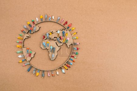 Día Mundial de la Población, concepto creativo. Grupo grande y diverso de personas en la forma del mapa del mundo.