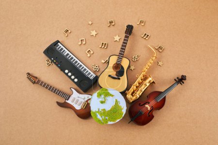 Téléchargez les photos : Bonne journée de musique du monde. Instruments de musique avec fond de globe - en image libre de droit