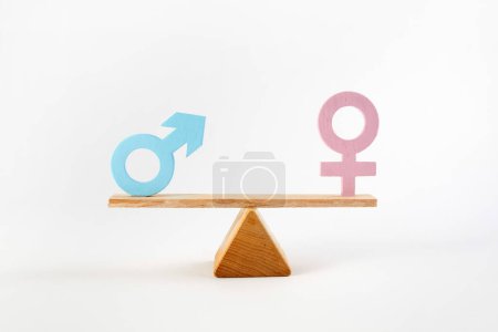 Téléchargez les photos : Concept d'égalité des sexes. Symbole masculin et féminin sur les échelles avec équilibre. - en image libre de droit