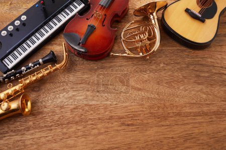 Téléchargez les photos : Cadre de différents instruments de musique sur fond en bois. - en image libre de droit