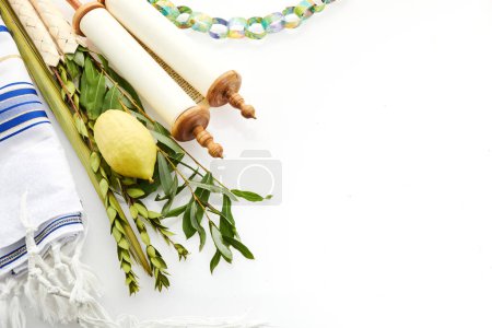 Téléchargez les photos : Festival juif de Souccot. Symboles traditionnels. Quatre espèces etrog, lulav, saule et myrte - en image libre de droit