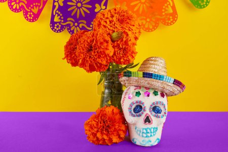 Foto de El día de los muertos. Fondo de celebración de Dia De Los Muertos. Cráneo de azúcar, caléndulas o flores de cempasuchil - Imagen libre de derechos