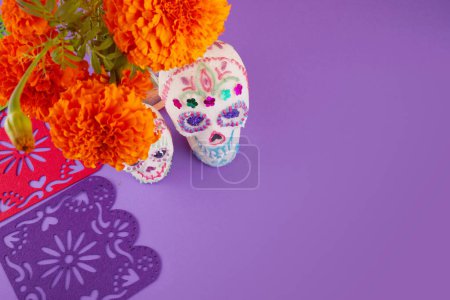 Foto de El día de los muertos. Fondo de celebración de Dia De Los Muertos. Cráneo de azúcar, caléndulas o flores de cempasuchil - Imagen libre de derechos
