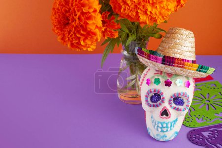 Téléchargez les photos : Le jour des morts. Dia De Los Muertos fond de célébration. Crâne de sucre, soucis ou fleurs de cempasuchil - en image libre de droit