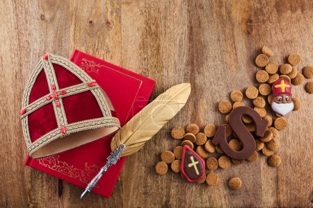 Téléchargez les photos : Vacances néerlandaises Sinterklaas fond avec mitre ou mijter personnel et livre de Sinterklaas - en image libre de droit