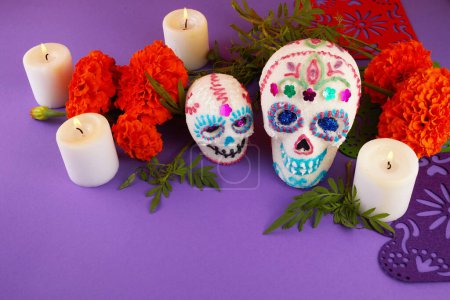 Téléchargez les photos : Le jour des morts. Dia De Los Muertos fond de célébration. Crâne de sucre, soucis ou fleurs de cempasuchil - en image libre de droit