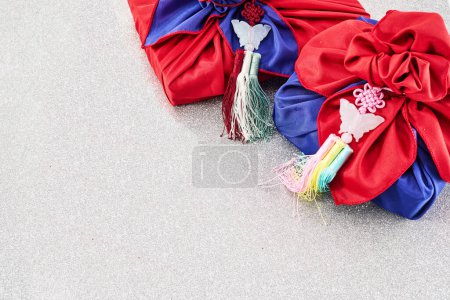 Frohes Seollal, koreanisches Neujahr. Traditionelle koreanische Verpackung mit Seide und Anhänger.