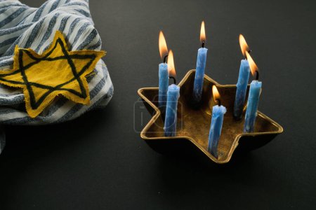 Foto de Prisionero judío con placa amarilla sobre fondo oscuro. Día Internacional del Recuerdo del Holocausto. - Imagen libre de derechos