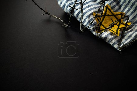 Foto de Prisionero judío con placa amarilla sobre fondo oscuro. Día Internacional del Recuerdo del Holocausto. - Imagen libre de derechos