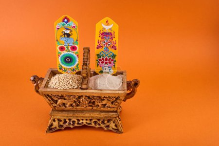 Losar Tibetisches Neujahr. Eine Chemar-Box zum tibetischen Neujahrsfest mit gerösteter Gerste und Gerstenmehl