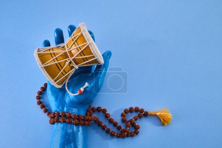 Foto de Fondo Shivaratri con mano Shiva e instrumento musical Drum Damroo. Maha Shivratri festval - Imagen libre de derechos
