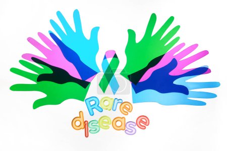 Téléchargez les photos : Journée des maladies rares Contexte. Mains colorées et ruban sur fond blanc. - en image libre de droit