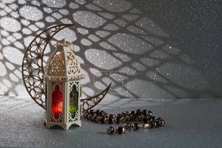 Ramadan et Eid al fitr concept. Lanterne traditionnelle, dattes fruits, chapelet.