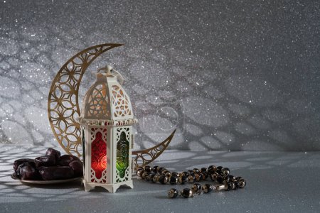 Ramadan und Eid al fitr Konzept. Traditionelle Laterne, Dattelfrüchte, Rosenkranzperlen.