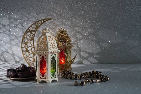 Ramadan et Eid al fitr concept. Lanterne traditionnelle, dattes fruits, chapelet.