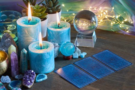 Una serena configuración del tarot con velas, cristales y ambiente místico.