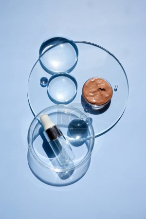 Expositor estético de artículos para el cuidado de la piel con esferas de vidrio reflectantes, proyectando sombras suaves.