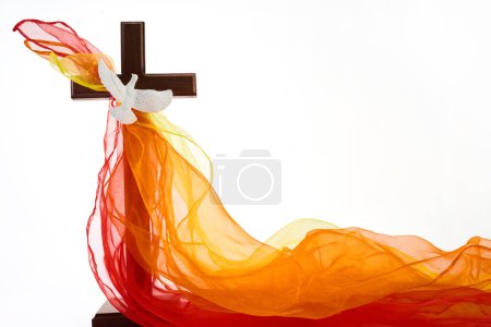 Pfingstsonntag. Pfingsten-Hintergrund mit fliegender Taube und Kreuz
