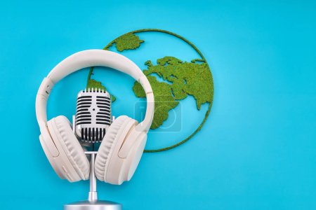 Un microphone avec écouteurs sur fond bleu, à côté d'une carte verte du monde, symbolisant la musique internationale.