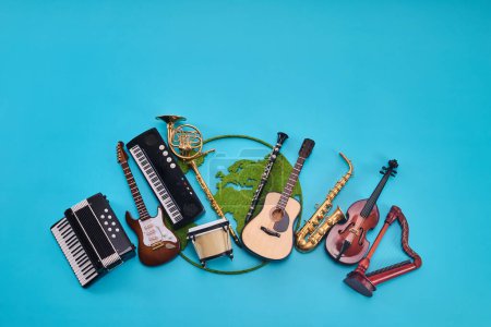 Una colorida colección de diversos instrumentos musicales sobre un fondo azul brillante.