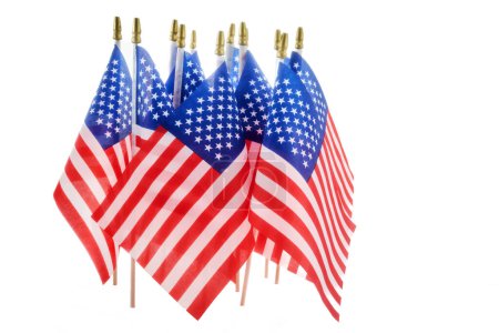 Eine Reihe kleiner Flaggen der Vereinigten Staaten in einer Reihe, isoliert auf weißem Hintergrund.