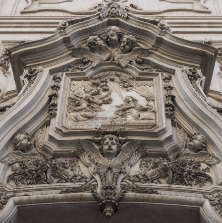 Téléchargez les photos : Anciens bas-reliefs avec des anges au-dessus de l'entrée de l'église catholique fermer - en image libre de droit