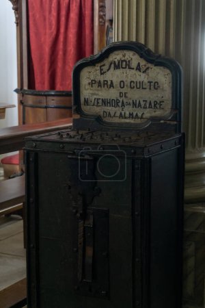 Téléchargez les photos : L'ancienne boîte à aumônes en bois de l'église de la Vierge Marie à Nazare - en image libre de droit