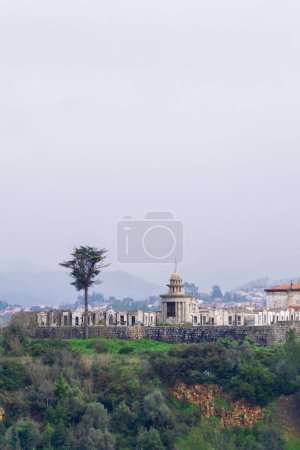 Téléchargez les photos : View of the ancient Catholic cemetery on a hill in Coimbra, Portugal - en image libre de droit