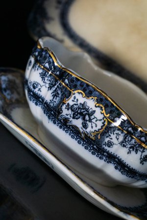 Téléchargez les photos : Antique dishes decorated with blue floral patterns and gilded close up - en image libre de droit