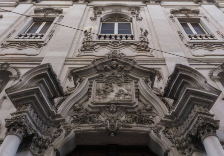 Stuck und Reliefs mit Engeln an der Fassade der katholischen Kirche in Lissabon