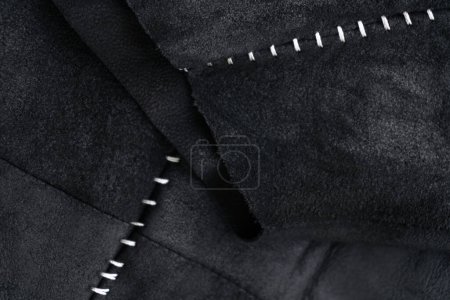 Téléchargez les photos : Détail d'une veste en daim noir avec fond de couture blanc contrasté gros plan - en image libre de droit
