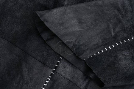 Téléchargez les photos : Détail d'une veste en daim noir avec fond de couture blanc contrasté gros plan - en image libre de droit