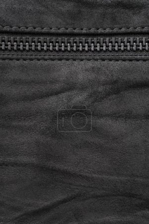 Téléchargez les photos : Fond vertical texturé en daim noir froissé avec fermeture éclair en métal noir - en image libre de droit