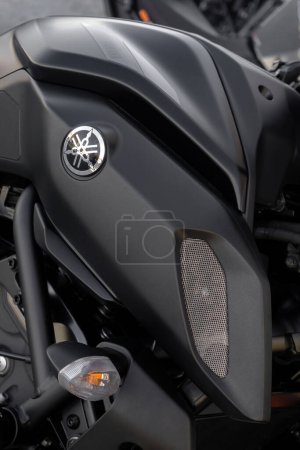 Sines, Portugal: 13.04.2023 Detail aus dem Tank eines schwarzen Yamaha Motorrads aus nächster Nähe. Hintergrund