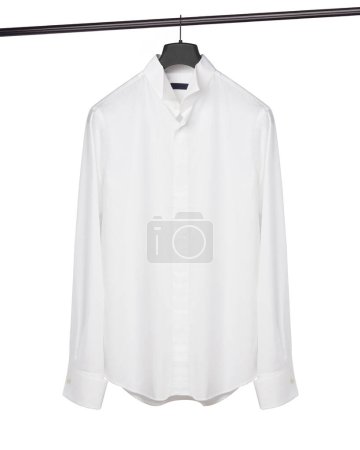 Klassisches weißes Hemd mit Manschettenknöpfen an schwarzen Kleiderbügeln auf schwarzem Kleiderbügel auf weißem Hintergrund, Vorderansicht