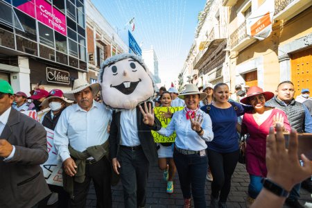 Téléchargez les photos : Des politiciens et des citoyens défilent à Puebla pour soutenir le quatrième gouvernement de transformation du président mexicain Andrs Manuel Lpez Obrador - en image libre de droit