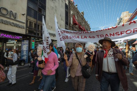 Foto de Políticos y ciudadanos marchan en Puebla en apoyo al gobierno de la Cuarta Transformación del presidente mexicano Andrs Manuel Lpez Obrador - Imagen libre de derechos