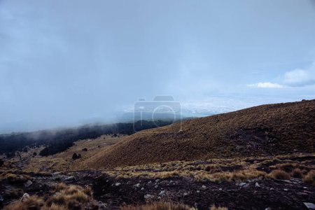 Téléchargez les photos : Paysage naturel au sommet de la montagne de La Malinche, par temps nuageux - en image libre de droit