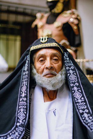 Téléchargez les photos : Portrait en caricature d'un aîné juif vêtu de vêtements traditionnels. Représentation de la crusifixion de Jésus - en image libre de droit