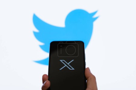 Foto de Nuevo logo de Twitter X. Twitter cambió el logotipo de la aplicación con X. Twitter News. X nuevas redes sociales. - Imagen libre de derechos