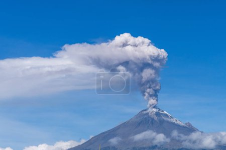 Foto de Explosión de fumarola del volcán popocatepetl con un cielo despejado - Imagen libre de derechos