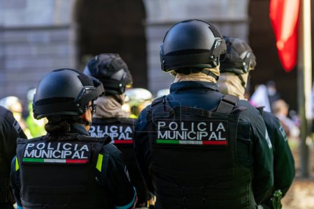 Téléchargez les photos : Vue arrière de la police municipale de Puebla avec le logo "Policia Municipal" emblème sur l'uniforme, maintient l'ordre public dans les rues. - en image libre de droit