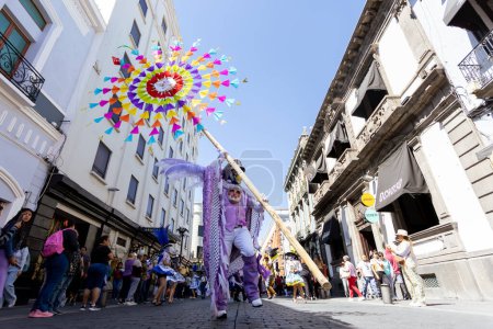 Téléchargez les photos : Carnaval mexicain, danseurs mexicains reconnus comme "huehues" avec des costumes mexicains typiques lumineux au Mexique - en image libre de droit