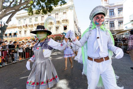 Foto de Carnaval mexicano, bailarines mexicanos reconocidos como "huehues" con brillantes trajes típicos mexicanos en México - Imagen libre de derechos