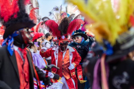 Foto de Carnaval mexicano, bailarines mexicanos reconocidos como "huehues" con brillantes trajes típicos mexicanos en México - Imagen libre de derechos