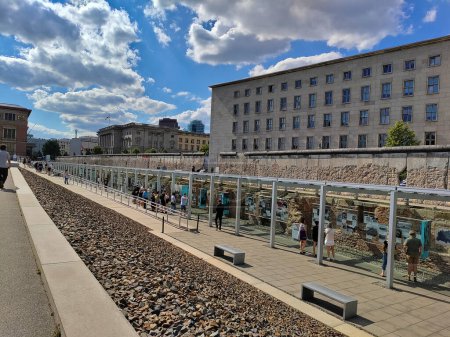 Foto de Berlín, Alemania - 4 de julio de 2022: La sección al aire libre del Museo del Terror con la gente mirando la exposición. - Imagen libre de derechos
