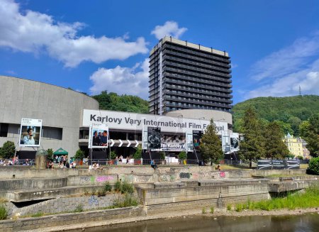 Foto de Karlovy Vary, República Checa - 03 de julio de 2023: Hotel Termal icónico durante el vibrante 57º Festival Internacional de Cine de Karlovy Vary, capturado al otro lado del río bajo un cielo azul. - Imagen libre de derechos