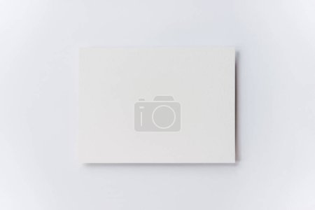 Foto de Plantilla de maqueta de papel en blanco limpia para diseño, impresión de arte o presentación - Imagen libre de derechos