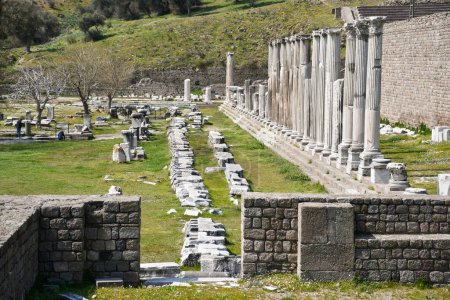 Téléchargez les photos : Bergama, Turquie : L'Asklepieion à Bergama est l'un des centres médicaux antiques les plus célèbres au monde et l'une des attractions touristiques - en image libre de droit