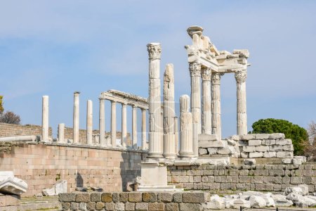 BERGAMA, TURQUÍA - Ruinas del Templo de Trajano el sitio antiguo de Pérgamo (Pérgamo). Bergama se encuentra en la provincia de Izmir, al oeste de Turquía..